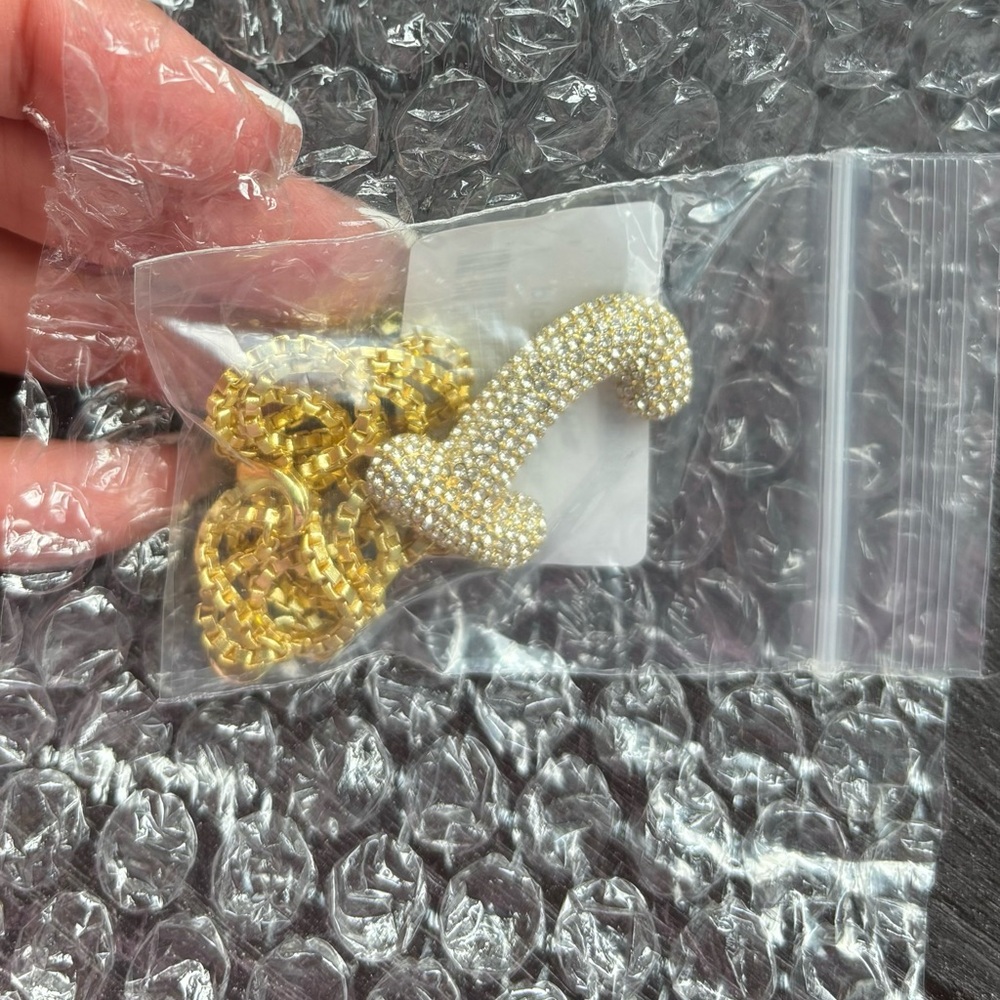 Pave bubble initial necklace - Picture 4 of 5
